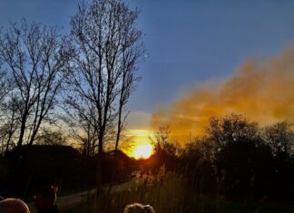 Sonnenuntergang beim Osterfeuer in Loquard