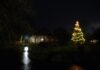 Der Weihnachtsbaum am Burggraben in Loquard