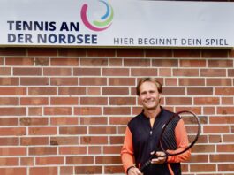 Geschäftsführer & Partner vor der Tennishalle in Norden