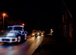 Weihnachtliche Lichterfahrt der Krummhörne Landwirte