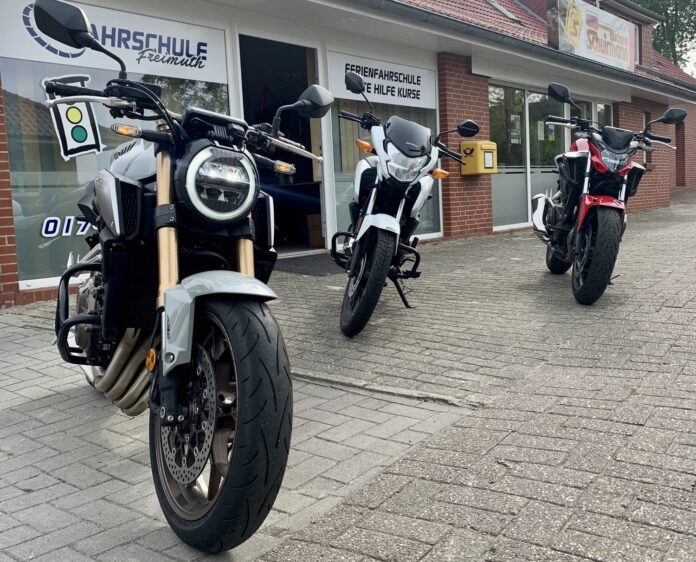 Reichlich Motorräder für den Honda Freak am Start Foto (c) Thido Freimuth